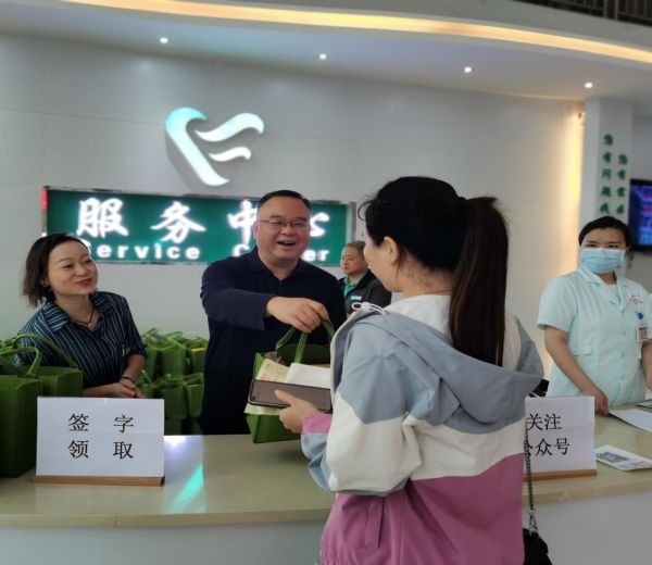 （党委书记谭瑞明为患者送上礼品和祝福）