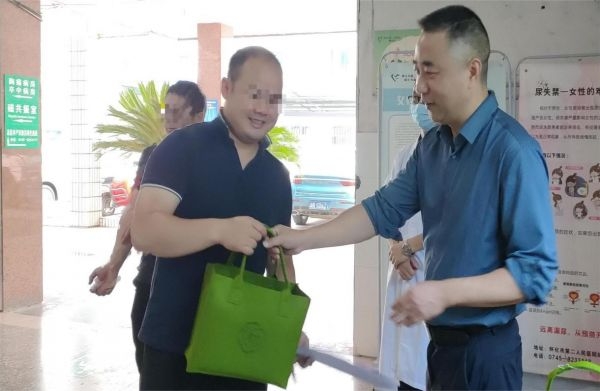 （靖州院区属地领导为患者送上礼品和祝福）