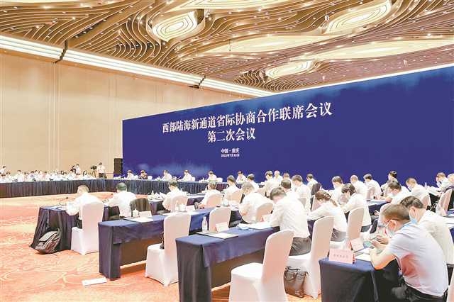 2022年7月22日，在西部陆海新通道省际联席会议第二次会议上，湖南省怀化市正式成为西部陆海新通道共建成员之一，标志着西部陆海新通道形成“13+2”的新格局。（西部陆海新通道物流和运营组织中心供图）