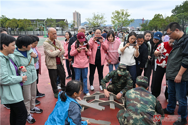 （教官们演示神奇的倍力桥搭建过程）
