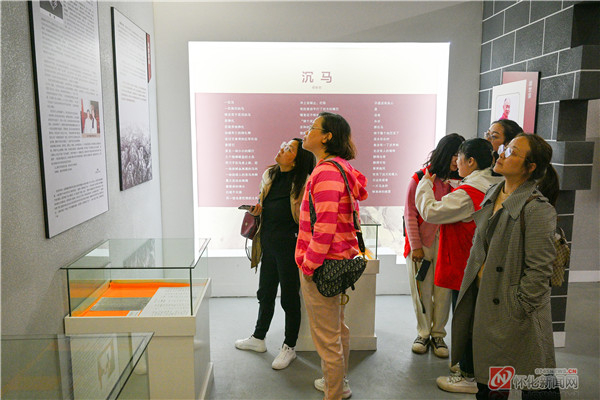 （在新晃红军长征《沉马》故事纪念馆内参观）