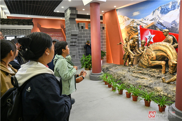 （记者们在新晃红军长征《沉马》故事纪念馆内参观）
