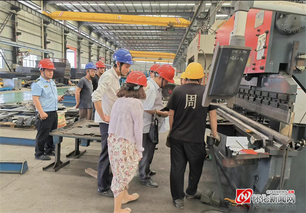 聘请的4名工贸领域专家对全县重点工贸企业开展技术诊断服务。